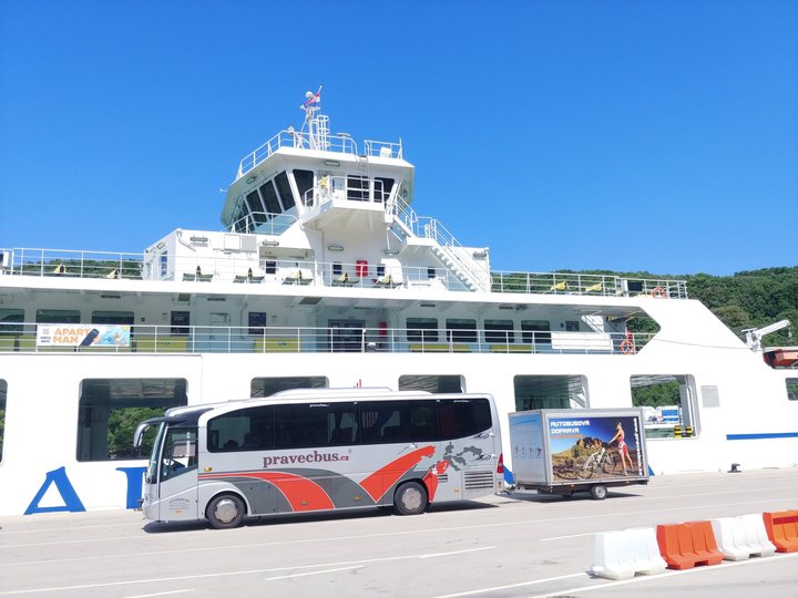 Autobus Pravec bus s přívěsem u trajektu