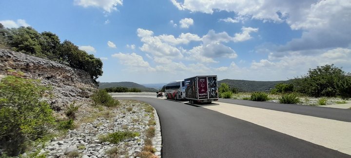 Autobus Pravec bus s přívěsem na jízdní kola během cesty