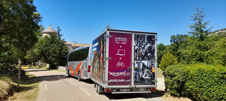 Autobus Pravec bus s přívěsem BIKELINER v horské krajině