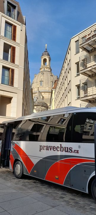 Autobus Pravec bus v Drážďanech u Frauenkirche