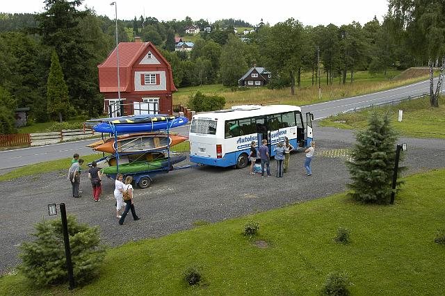 Autobus Pravec bus s přívěsem a loděmi během cesty k řece Drávě