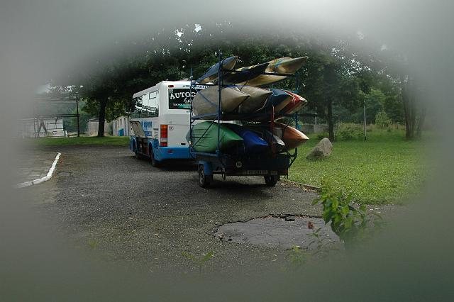 Autobus Pravec bus s přívěsem pro přepravu lodí u řeky Drávy