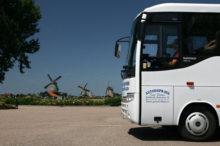 Autobus Pravec bus u větrných mlýnů v Nizozemsku